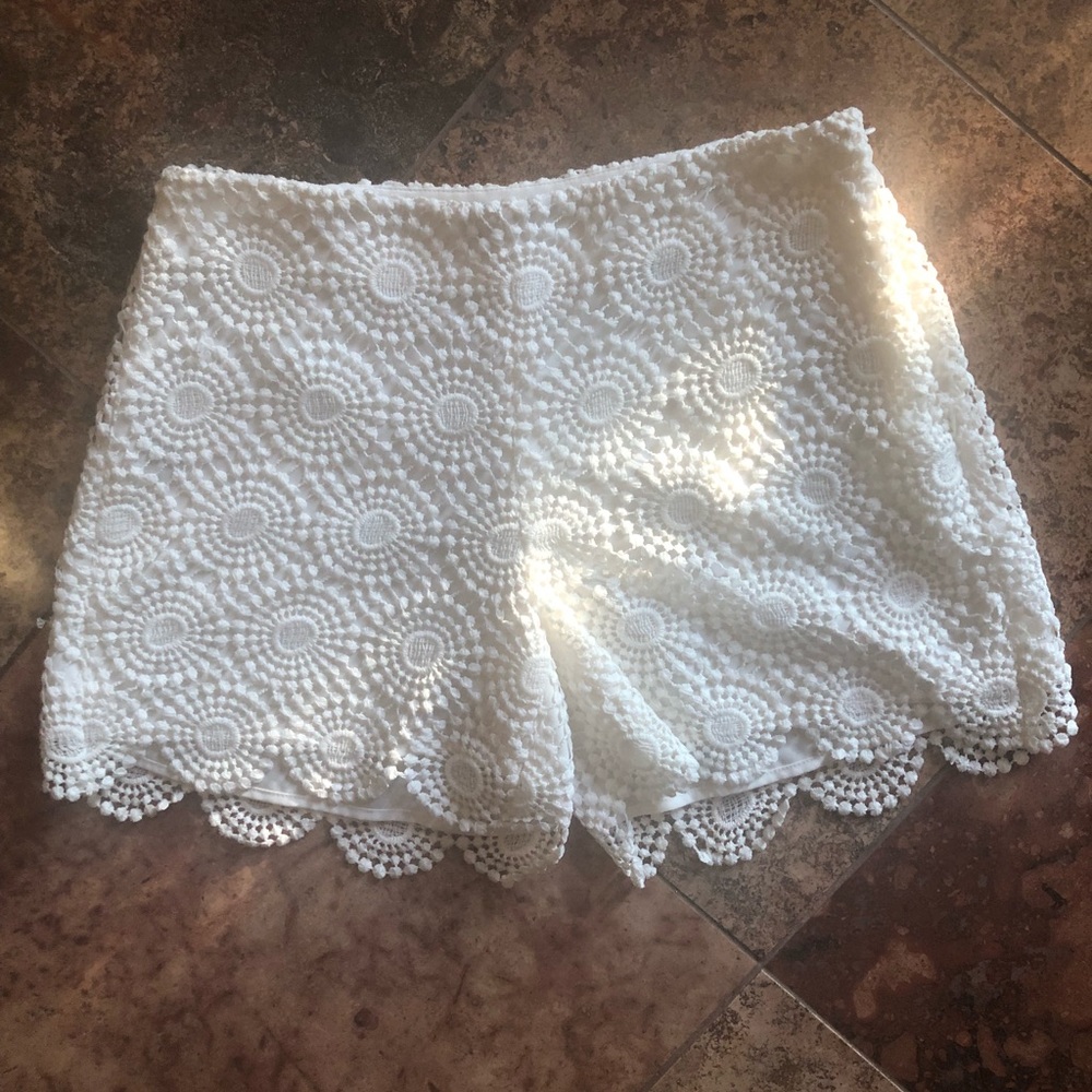 Vince Camuto Beautiful Circle embroidered shorts